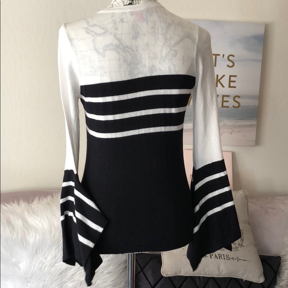 Vince Camuto Stunning Handkerchief Sleeve Top - Picture 4 of 4